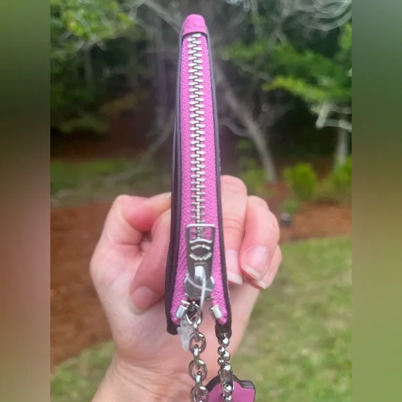 Coachtopia Wavy Zip Card Case with A Keyring 🩷 Bright Magenta 🩷Brand New w/Tags🩷 - Picture 5 of 9